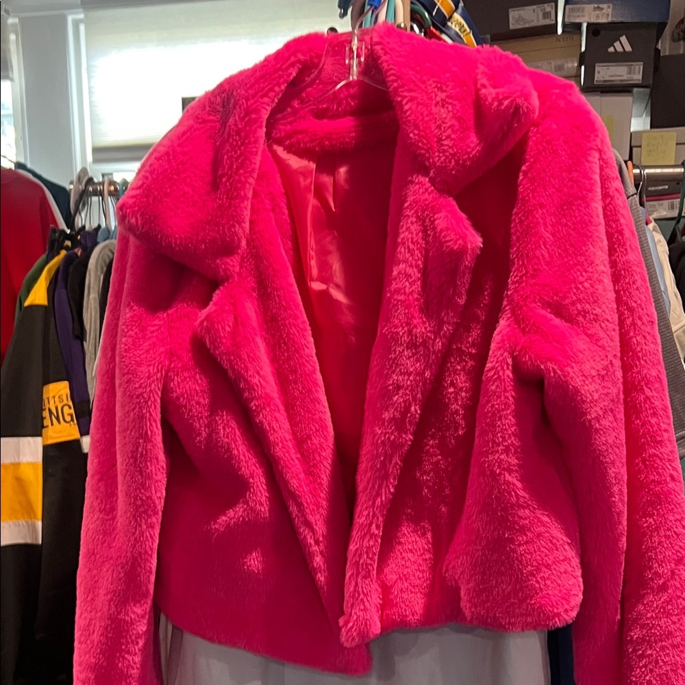 Women’s hot pink fake fur coat measures 24 pit